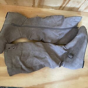 Slouchy Millennial beige boots